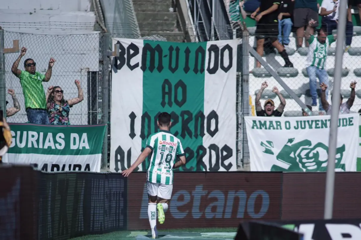 Gabriel Talieri festeja o primeiro de dois golos que marcou a Cássio