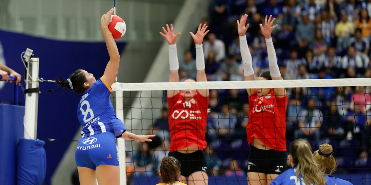 Victoria Alves tenta ultrapassar o bloco de Isidora Ubavic e Veronika Djokic (créditos: FC Porto)