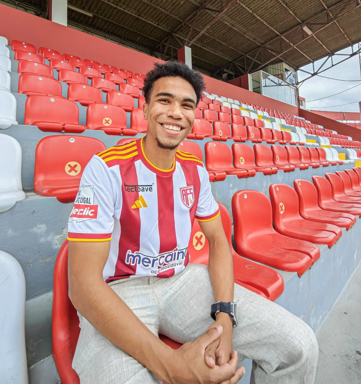 Gustavo Assunção com a camisola do Famalicão