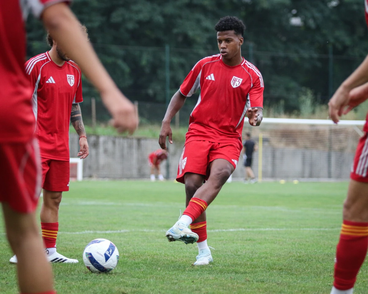 Imagem de contexto do artigo John Mercado na Chéquia para assinar pelo Sparta Praga