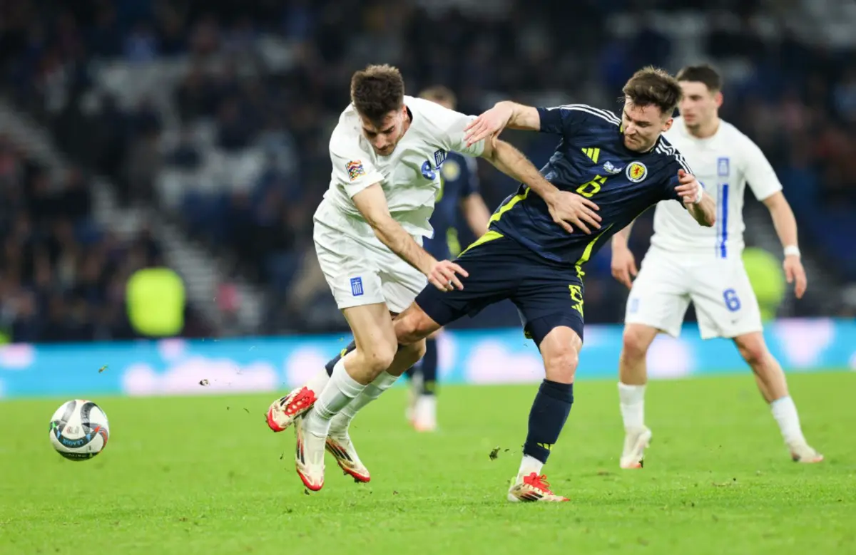 Ioannidis, à esquerda, é internacional grego (Créditos: EPA)