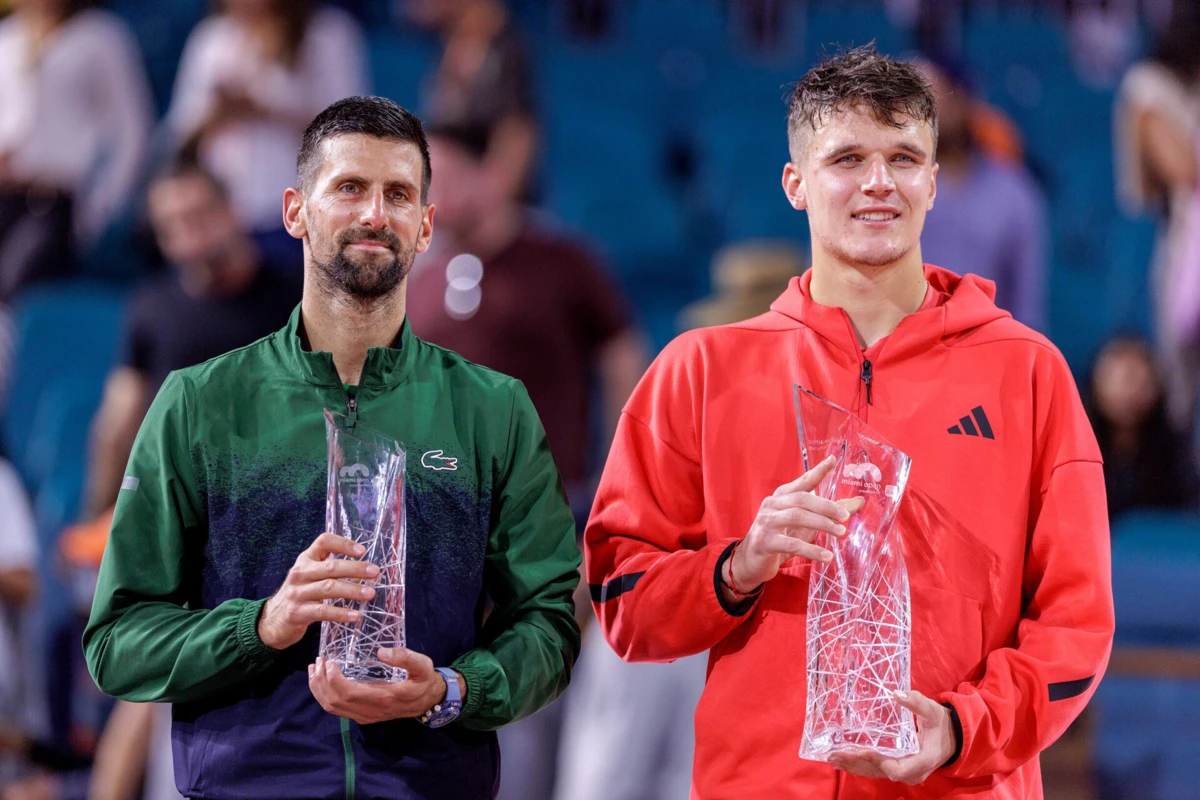 Jakub Mensik e Novak Djokovic (Créditos: EPA)