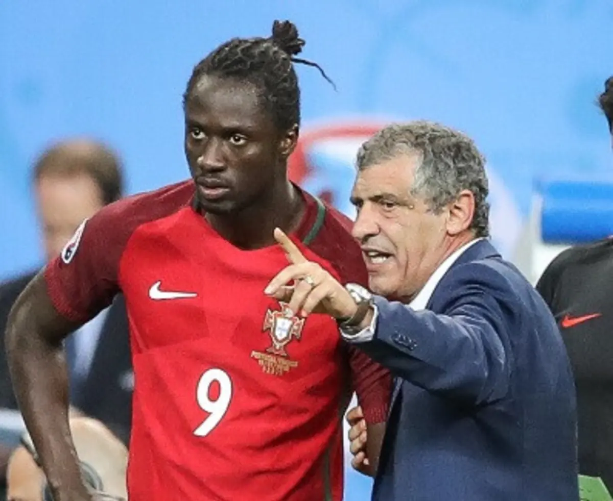 Éder ouve Fernando Santos antes de entrar na final do Euro'2016 (créditos: Gerardo Santos / Global Imagens)