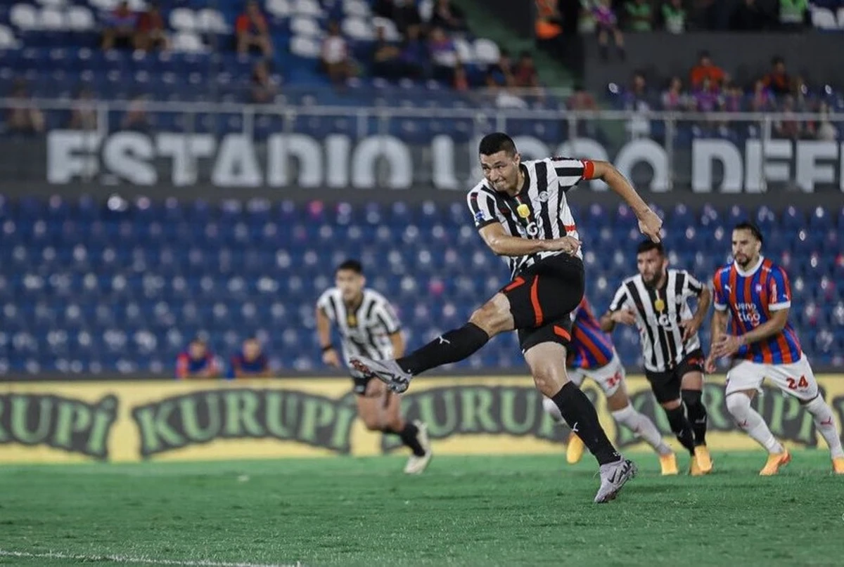 Óscar Cardozo (Créditos: Club Libertad)