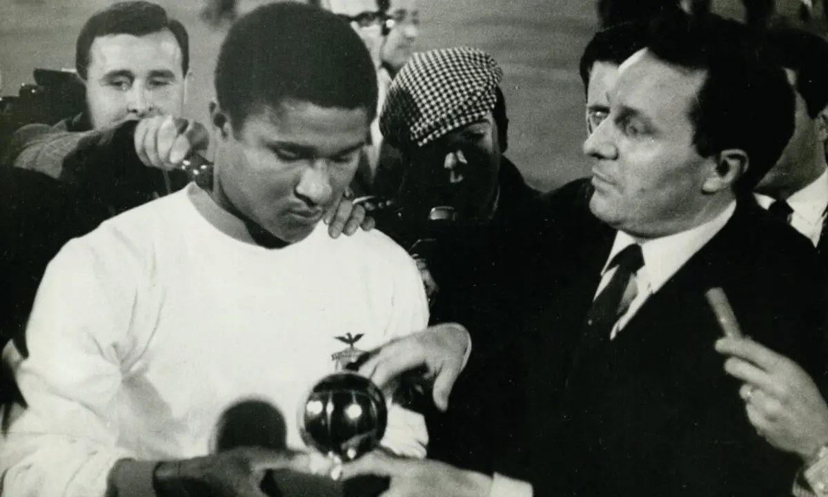 Eusébio com a Bola de Ouro