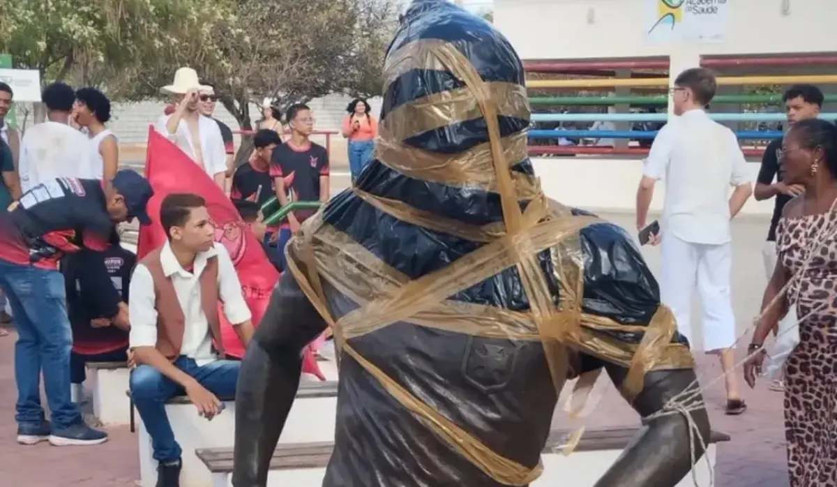 Estátua de Daniel Alves em Juazeiro foi vandalizada