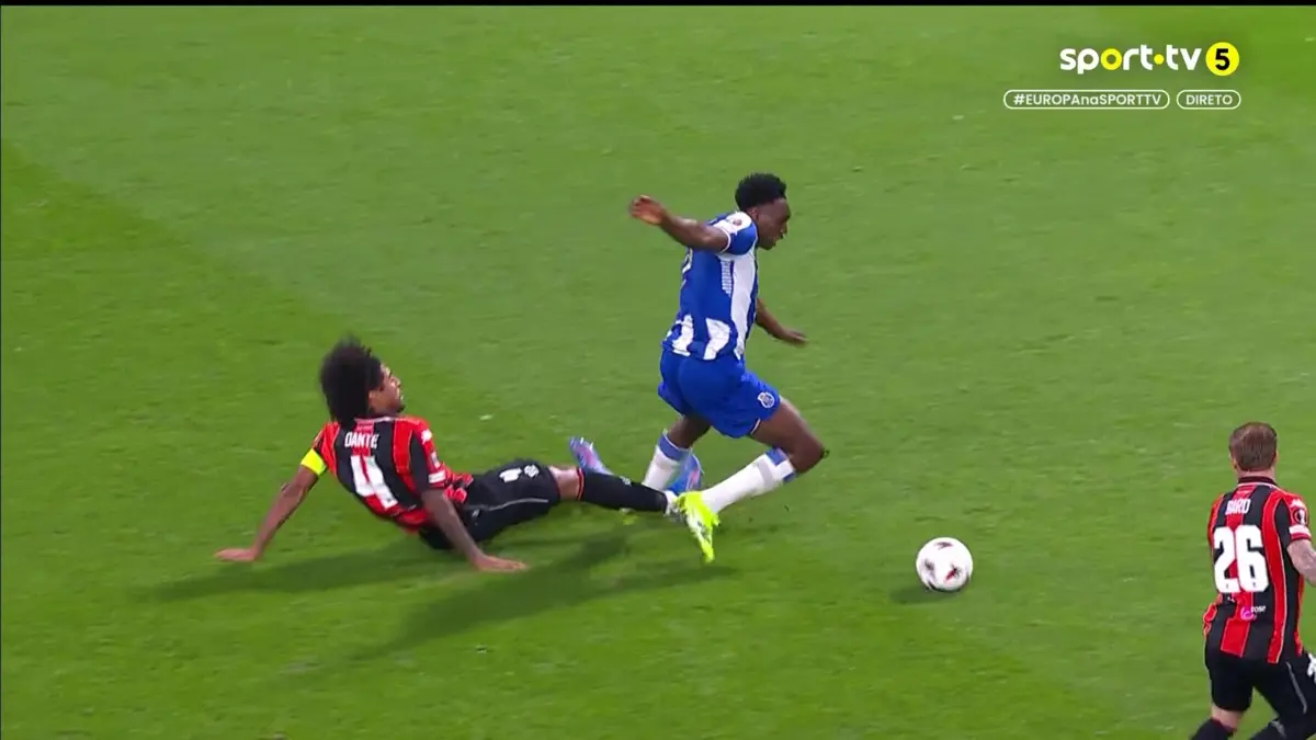 Imagem de contexto do artigo FC Porto-Nice: VAR deu penálti sobre Samu e o espanhol aumentou a vantagem