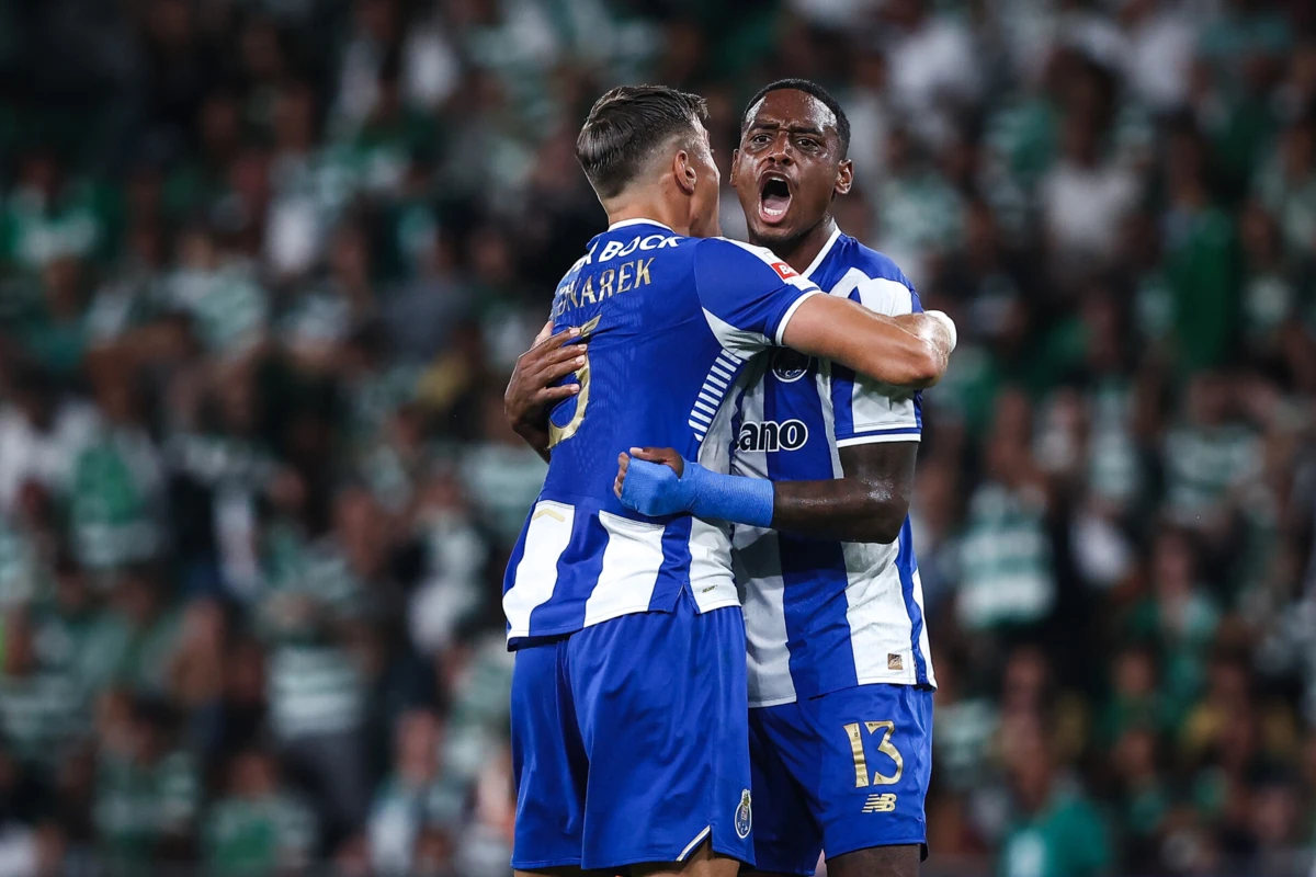 Pablo Rosario com Bednarek (Créditos: LUSA)