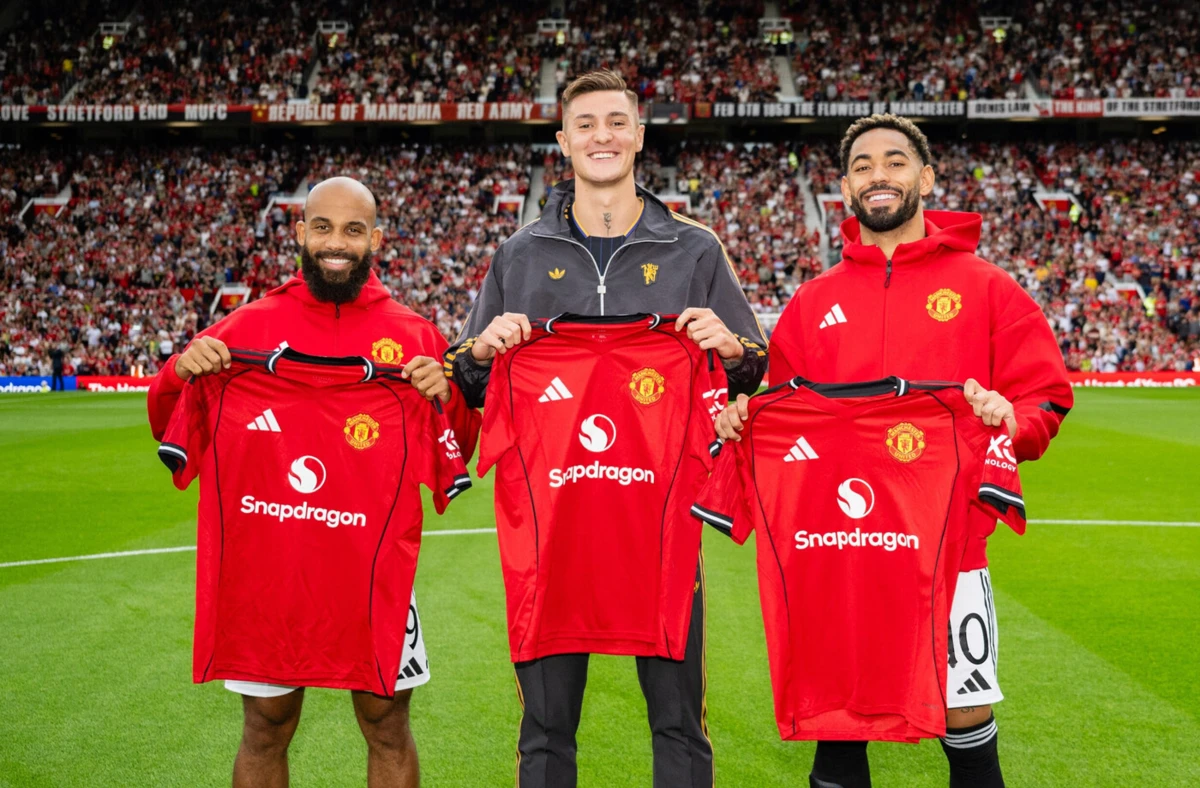 Mbeumo, Sesko e Matheus Cunha apresentados em Old Trafford (créditos: Manchester United)