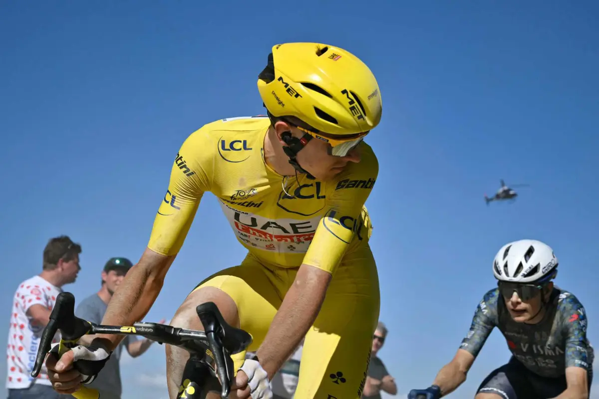 Tadej Pogacar olha para Jonas Vingegard (créditos: Marco BERTORELLO / AFP)