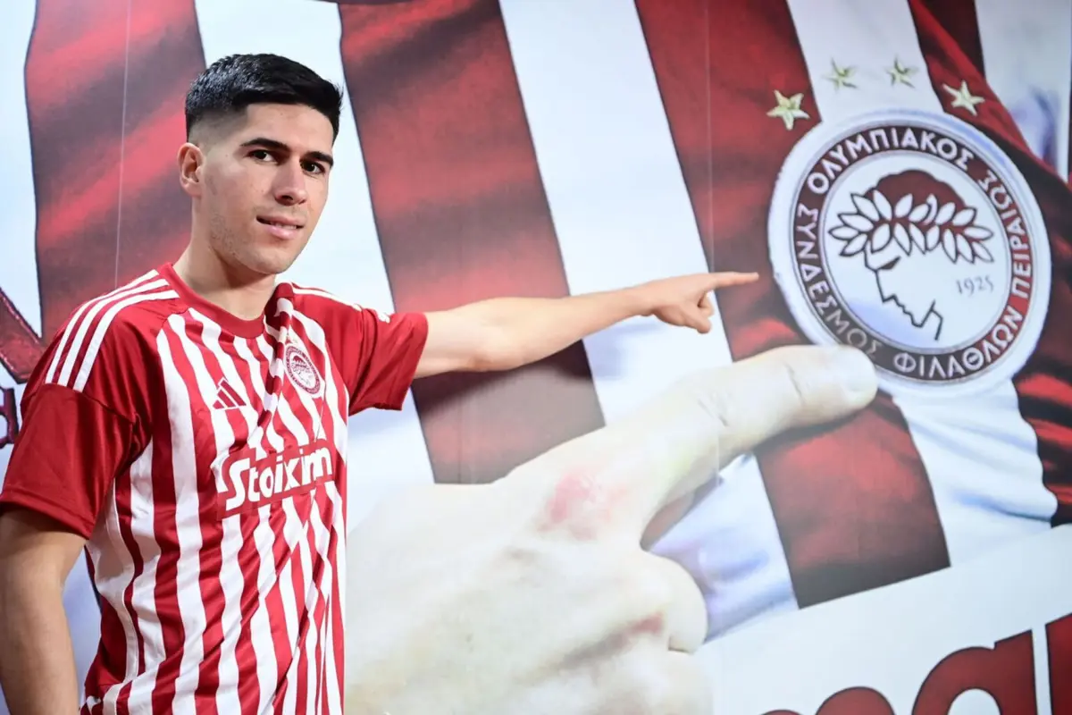 Fran Navarro com a camisola do Olympiacos