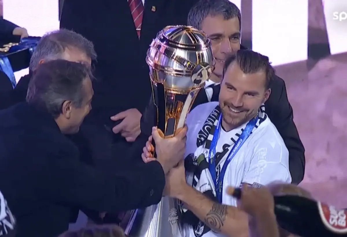 Imagem de contexto do artigo Para a história: o momento em que o V. Guimarães levanta o troféu da Taça da Liga