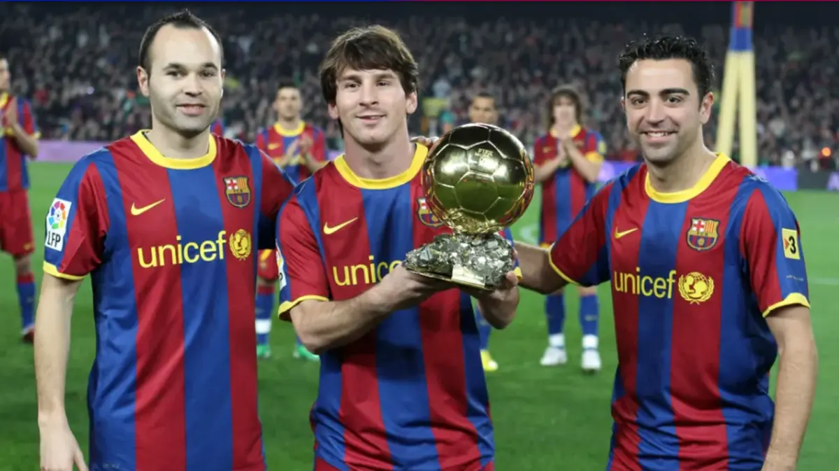 Iniesta, Messi e Xavi figuraram no pódio da Bola de Ouro em 2010, com o argentino vitorioso (créditos: Barcelona)