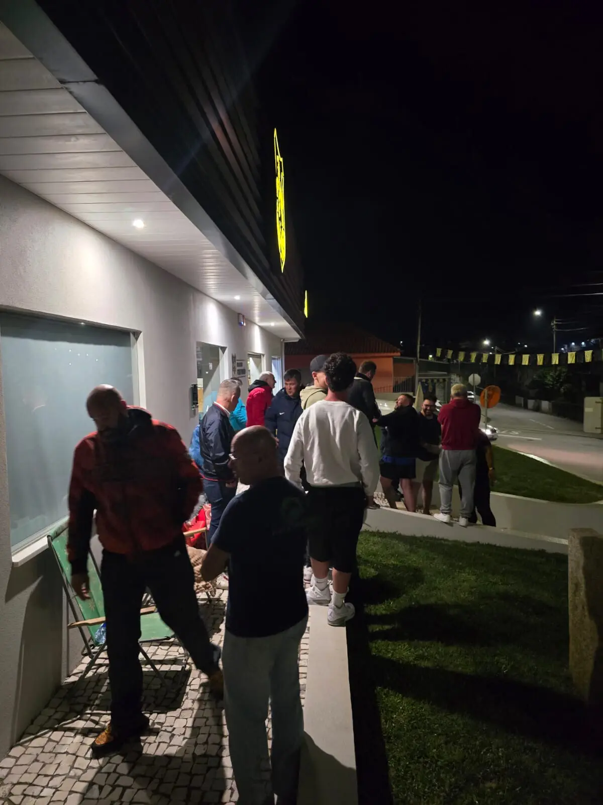 Imagem de contexto do artigo Adeptos do Lourosa passam a noite junto da bilheteira