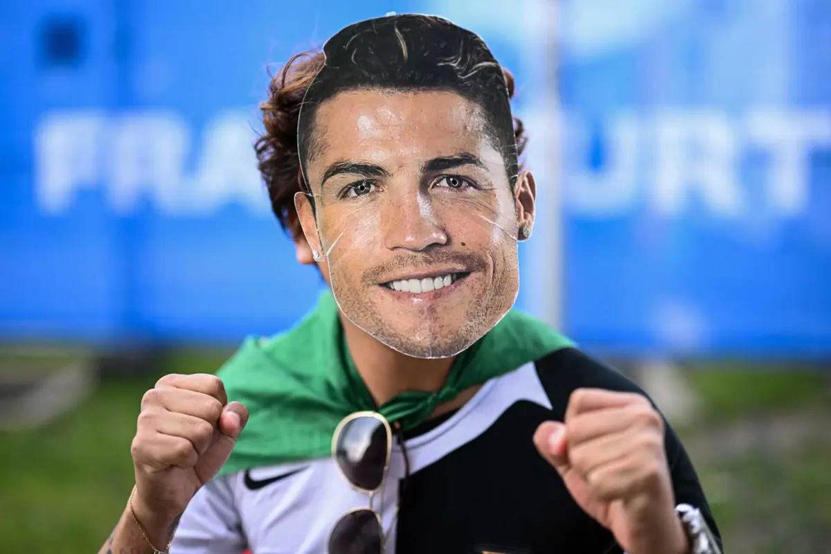 Adepto com máscara de Ronaldo em Frankfurt (créditos: AFP)
