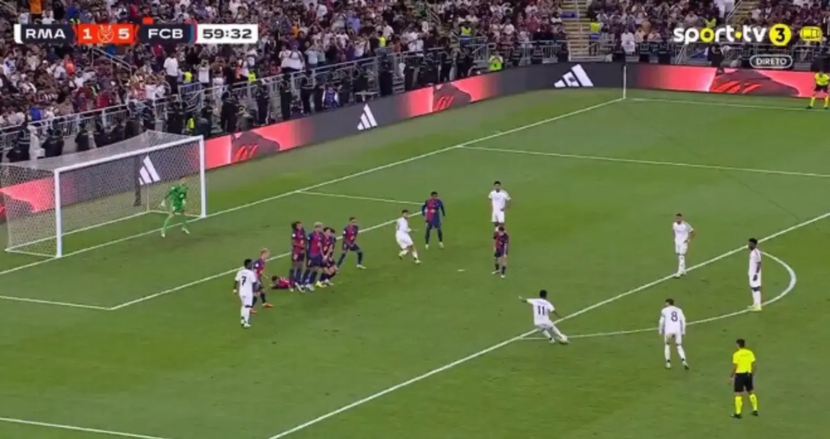 Imagem de contexto do artigo Real Madrid-Barcelona: Raphinha bisa e Rodrygo reduz de livre direto