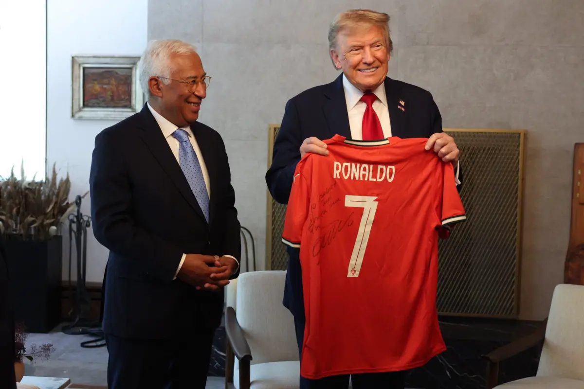 Imagem de contexto do artigo "Jogar pela paz": António Costa dá a Trump camisola de Ronaldo autografada