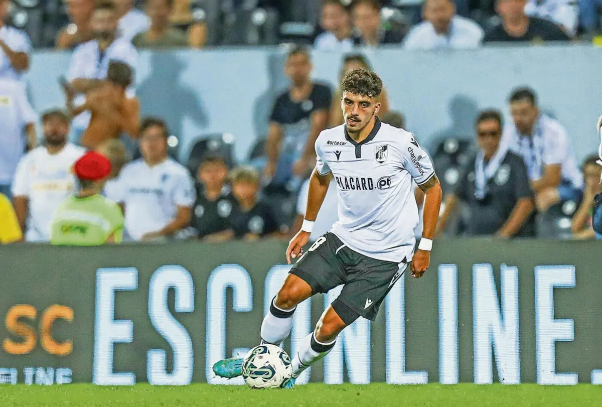 Zé Carlos esteve cedido ao Farense, quer afirmar-se em definitivo como médio e pode voltar a deixar Guimarães (créditos: Fábio Poço)