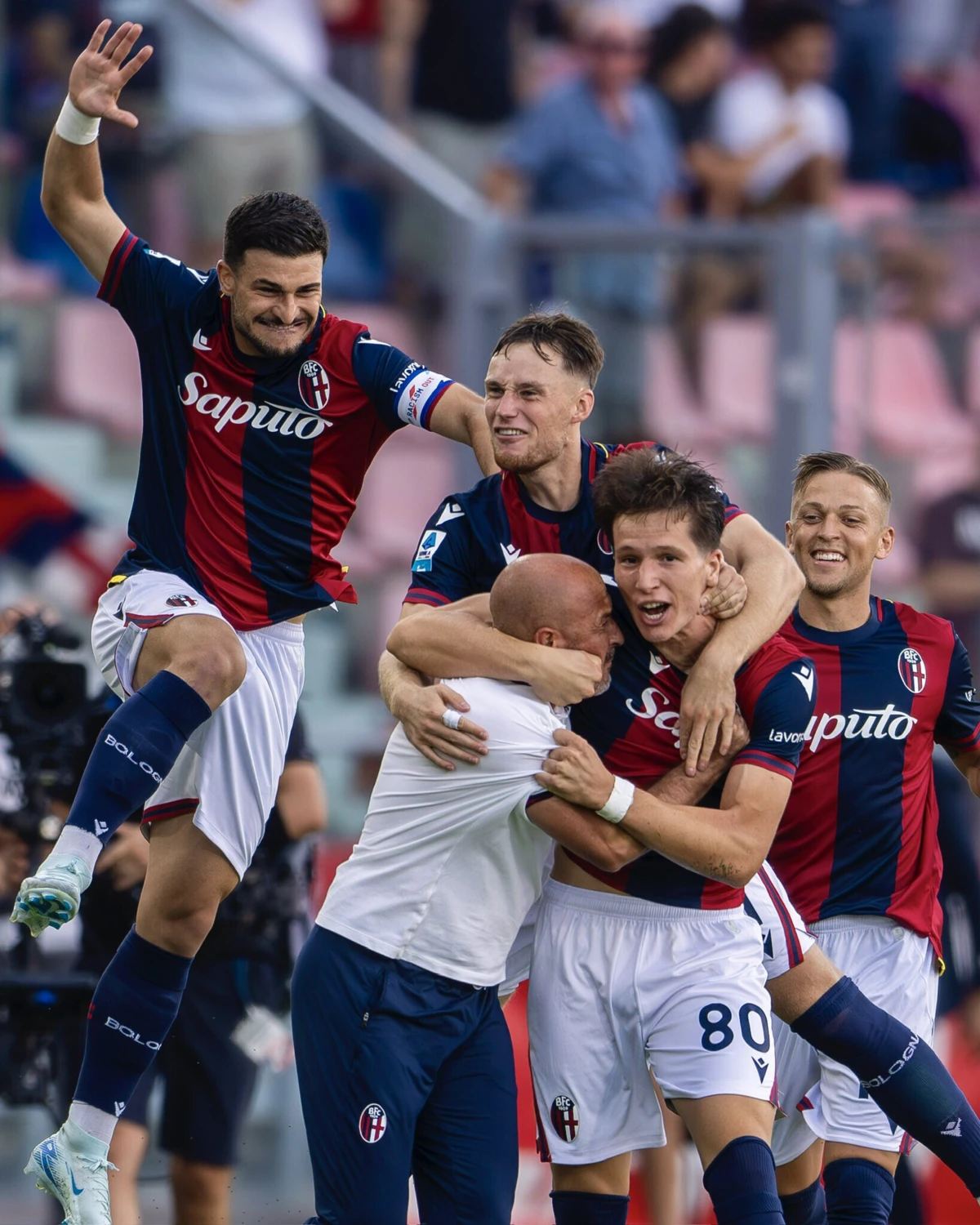 Jogadores do Bolonha festejam com Vincenzo Italiano