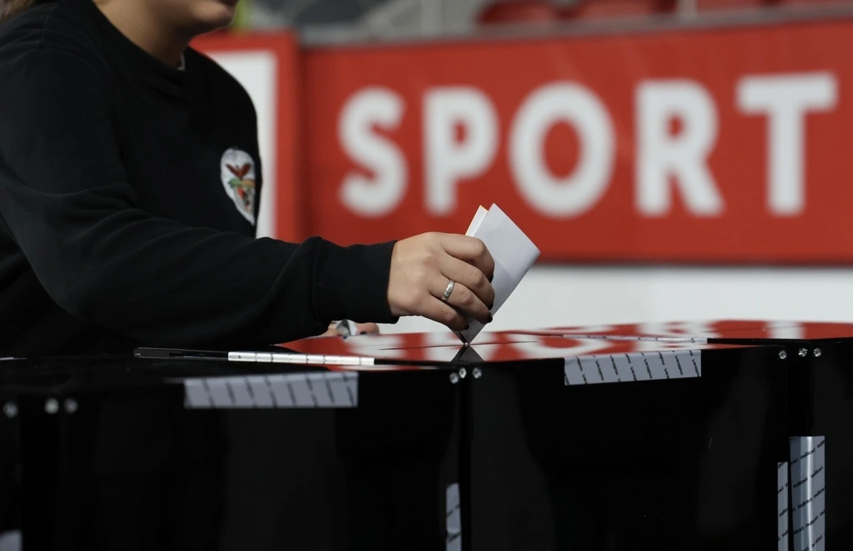 Sócio do Benfica vota no Pavilhão da Luz
