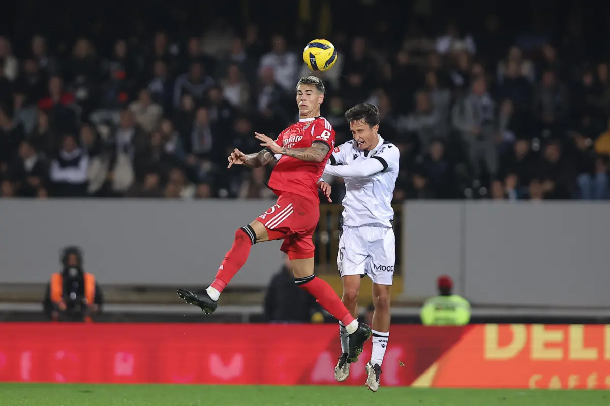 Mitrovic com Barrenechea, do Benfica