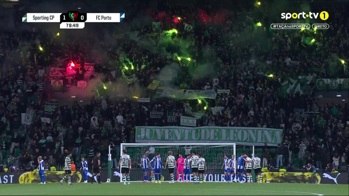 Adeptos acendem tochas no Sporting-FC Porto