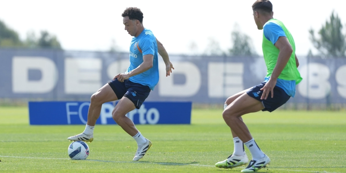 Pepê e Bednarek no treino do FC Porto