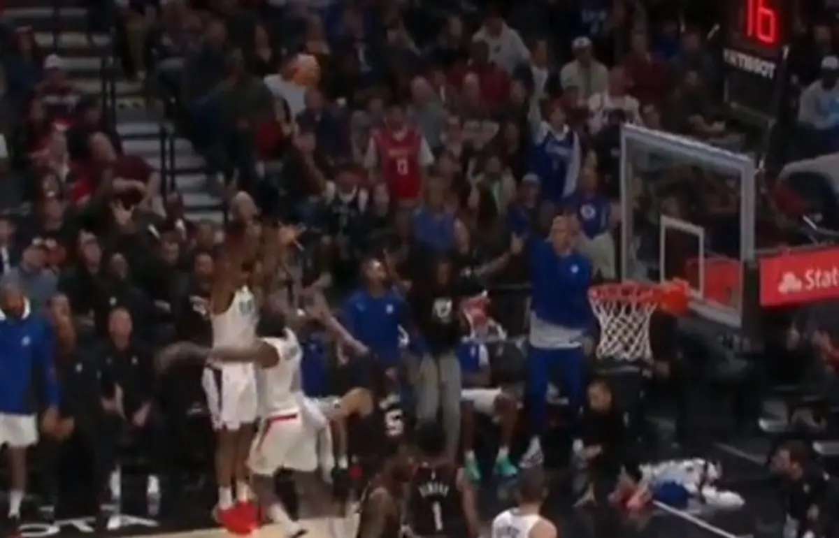 Lance de Harden (créditos: X/Reprodução)