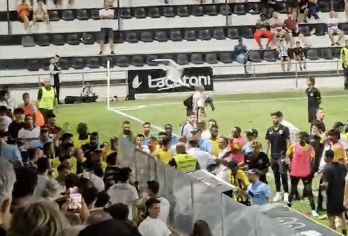 Imagem de contexto do artigo Jogador do Al Ittihad atira cadeira para a bancada e diretor do Farense fica ferido. Ora veja