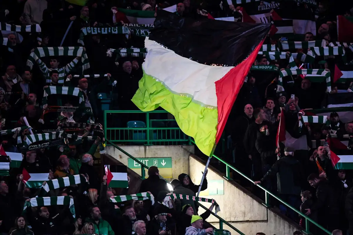 Bandeira da Palestina entre adeptos do Celtic