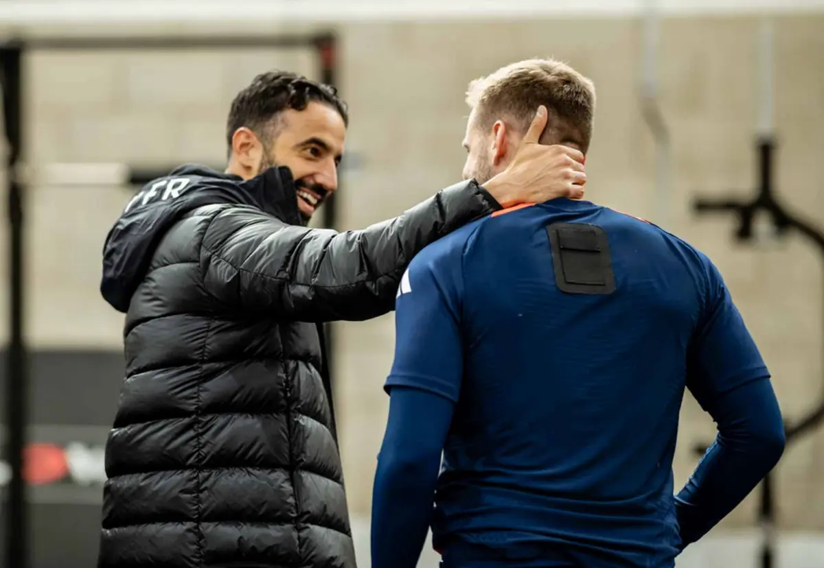 Rúben Amorim com Luke Shaw (créditos: Manchester United)