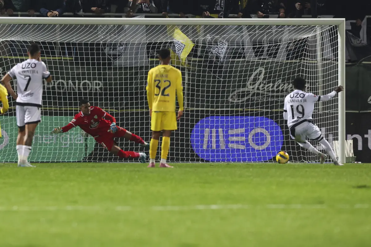 Camara garantiu, de penálti, o triunfo ao Vitória em Tondela