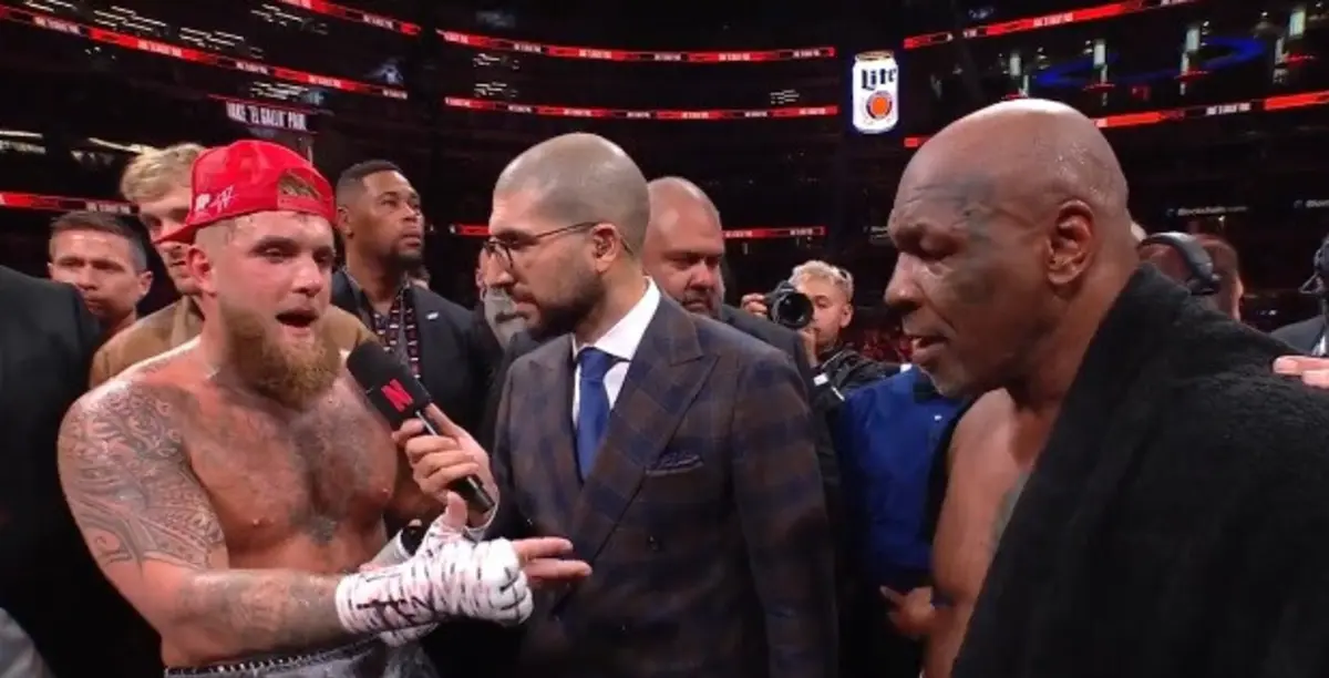 Jake Paul e Mike Tyson após combate (créditos: Netflix)