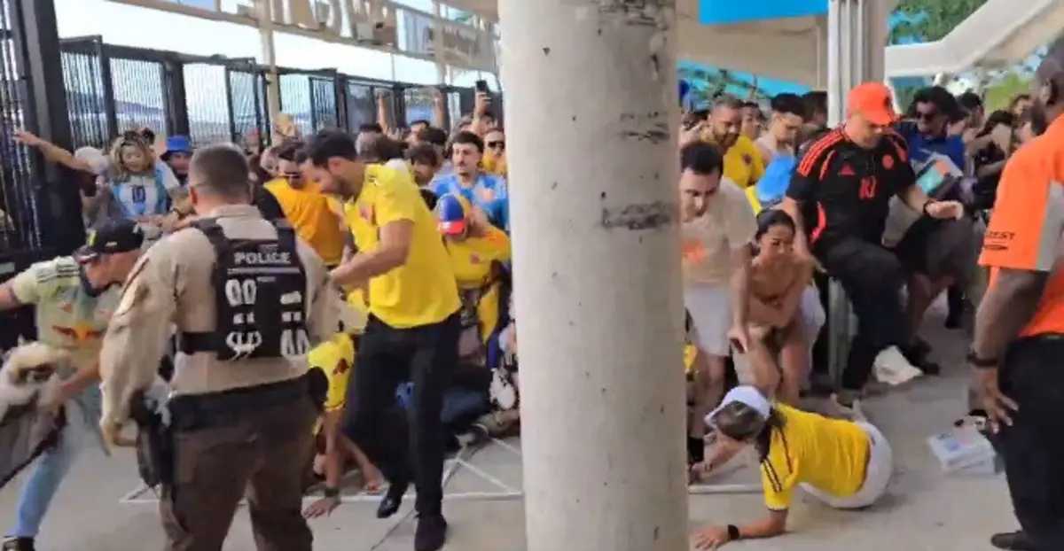 Adeptos forçam barreira e caem à entrada do estádio (créditos: X/Reprodução)