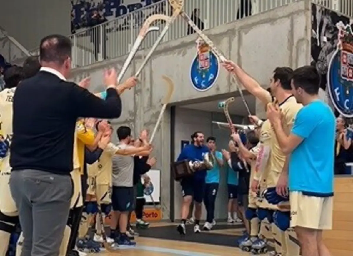 Imagem de contexto do artigo Hóquei em patins portista fez guarda de honra ao basquetebol no Dragão