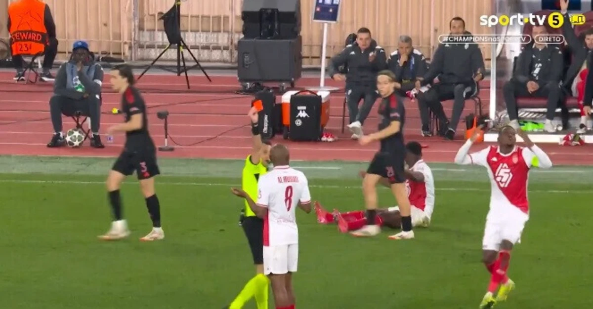 Imagem de contexto do artigo Mónaco-Benfica: Al Musrati pediu cartão amarelo e acabou expulso