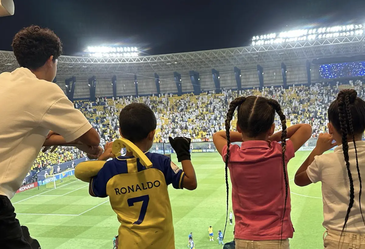 Imagem de contexto do artigo "Nós ganhámos": a publicação de Georgina com os filhos e Ronaldo após jogo do Al Nassr