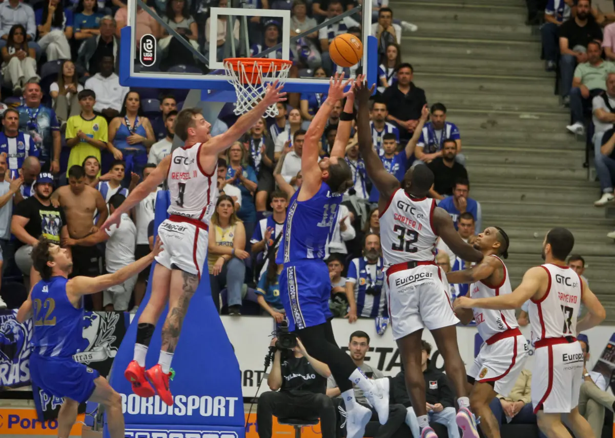 Miguel Queiroz ataca o cesto ( José Carmo / Global Imagens )