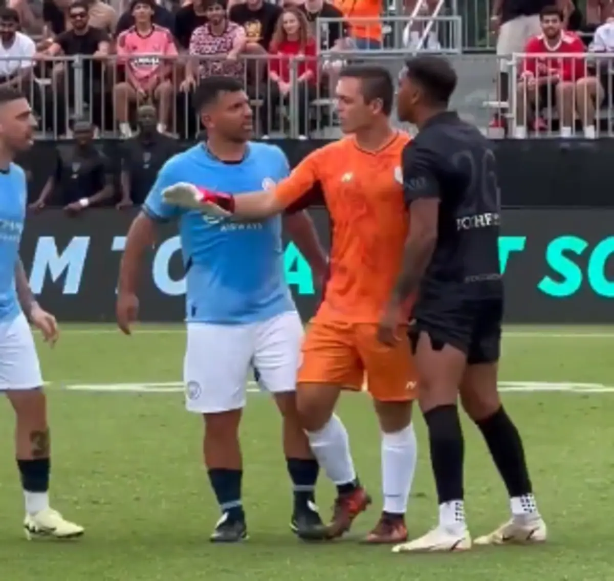 Imagem de contexto do artigo Aguero pegou-se com adversário em torneio com Nani, Ricardinho, Bruno Alves e mais. Ora veja