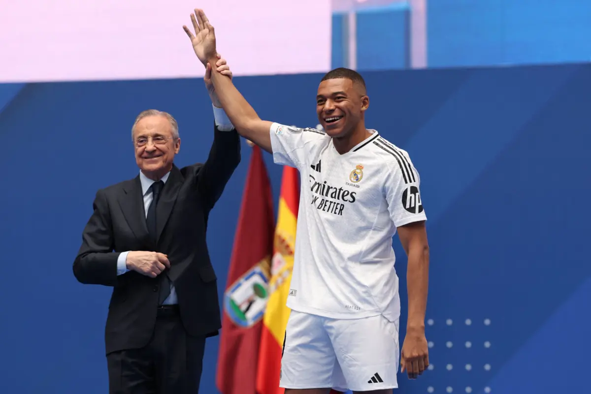 Imagem de contexto do artigo O sorriso dos pais, Zidane e outros momentos da apresentação de Mbappé