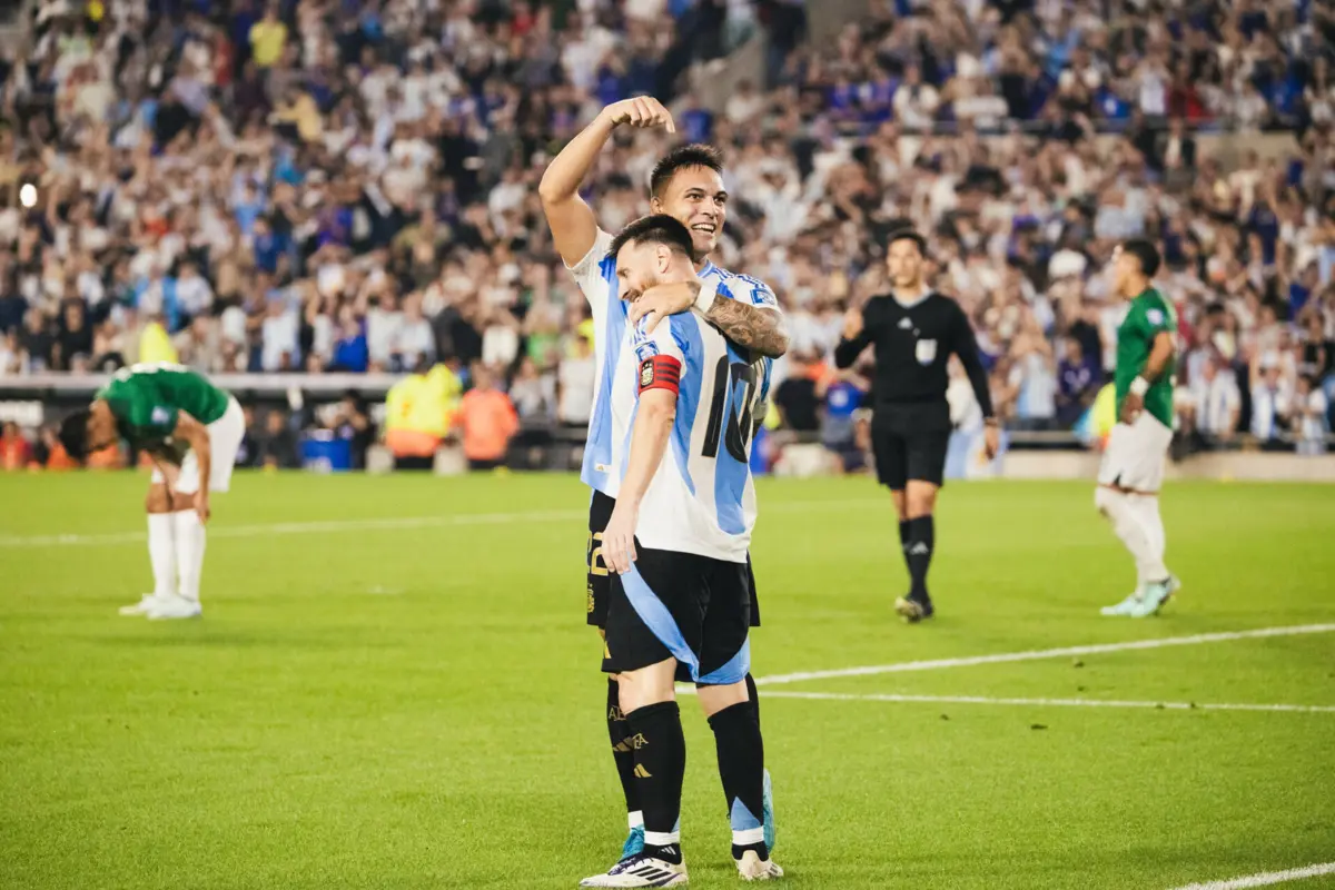 Lautaro Martínez e Lionel Messi (Créditos: AFA)