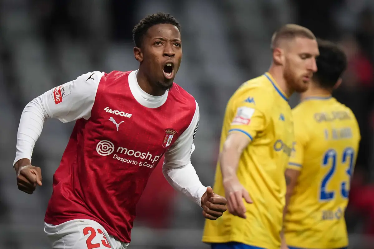 Banza festeja golo contra o Estoril (Créditos: Gonçalo Delgado/Global Imagens)