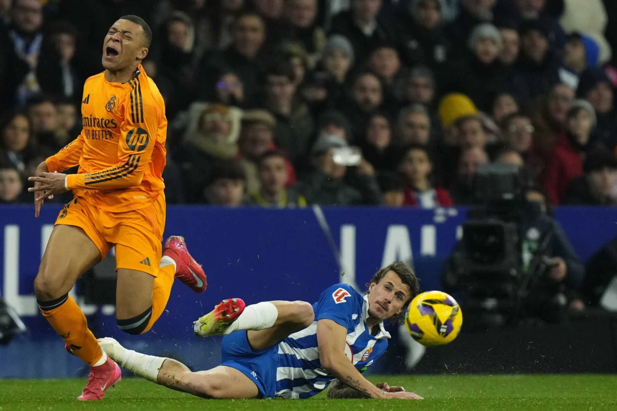 Falta de Romero sobre Mbappé (créditos: EPA)