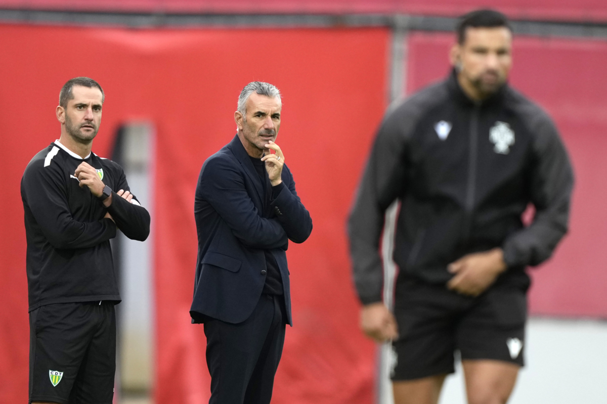 O treinador do Tondela, Ivo Vieira, durante o jogo da 10.ª jornada da I Liga de futebol contra o AVS, realizado no Estádio do Clube Desportivo das Aves, em Santo Tirso, 2 de novembro de 2025. HUGO DELGADO/LUSA
