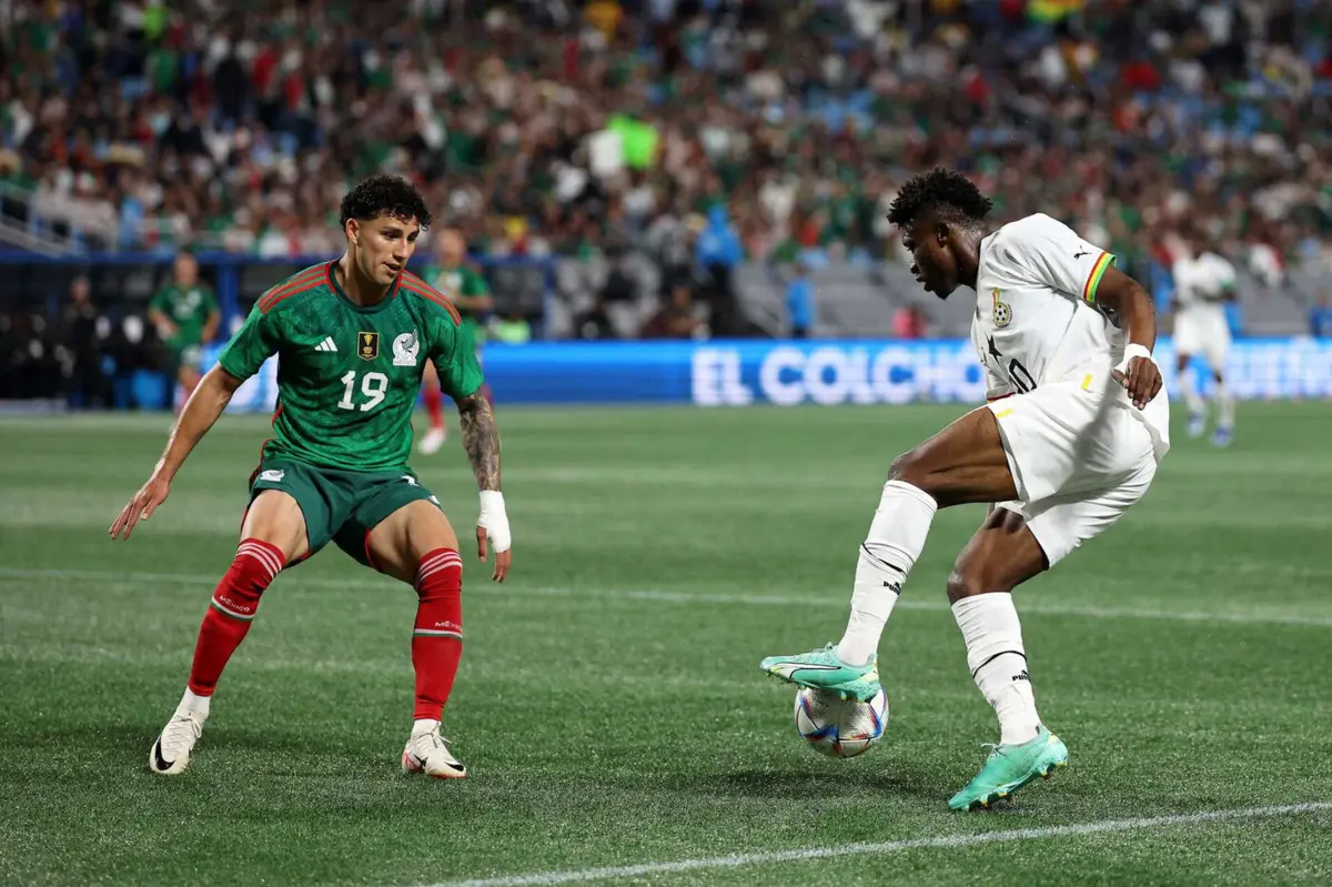 Jorge Sánchez, lateral do FC Porto, ao serviço da seleção do México