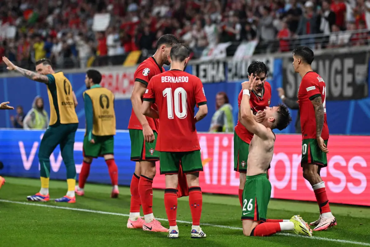 Vitinha cumprimenta Francisco Conceição (créditos: