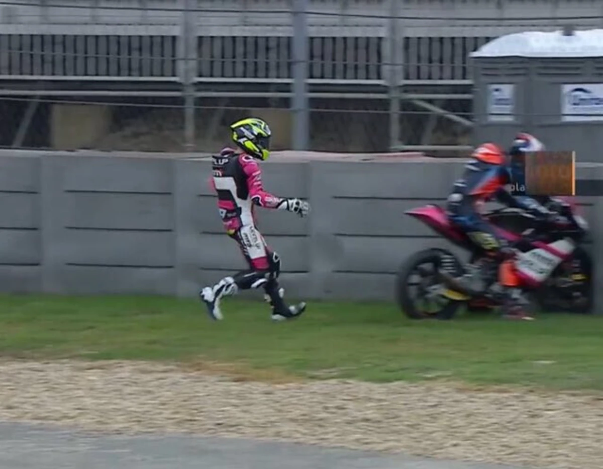 Imagem de contexto do artigo Insólito no Moto3: piloto cai, levanta-se e engana-se na moto...