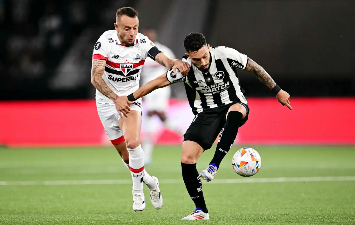 Rafinha e Alex Telles (Mauro PIMENTEL AFP)