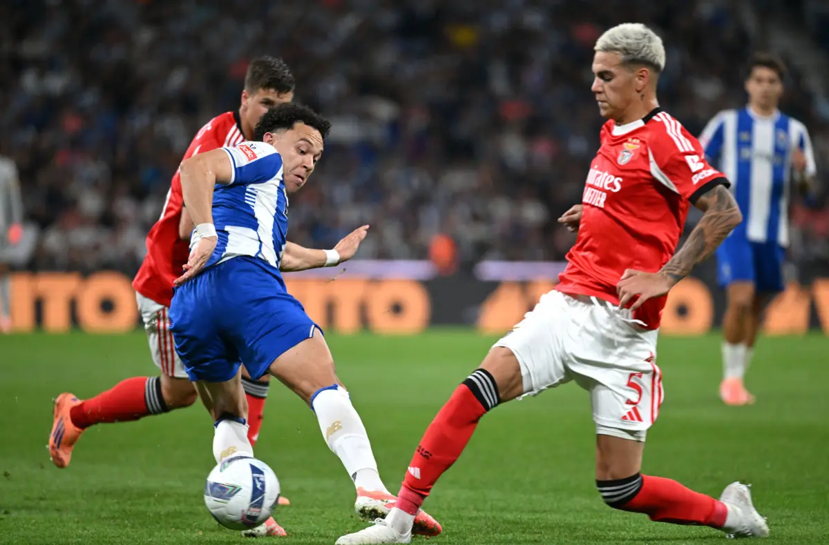 Pepê e Barrenechea disputam a bola no Clássico