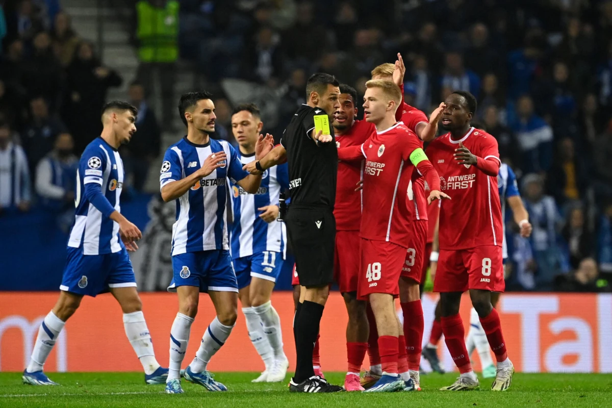 Vermeeren (número 48) viu o amarelo contra o FC Porto (MIGUEL RIOPA AFP)